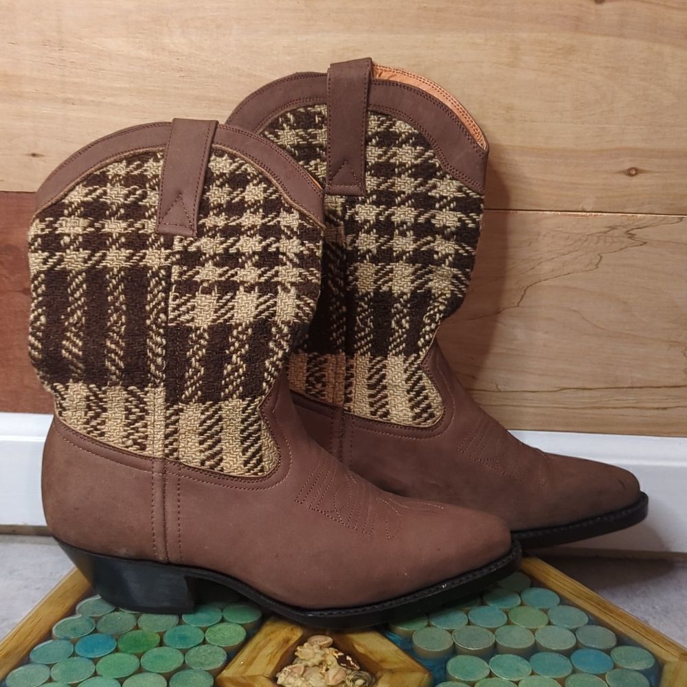 Size 7. Vintage cowboy boots